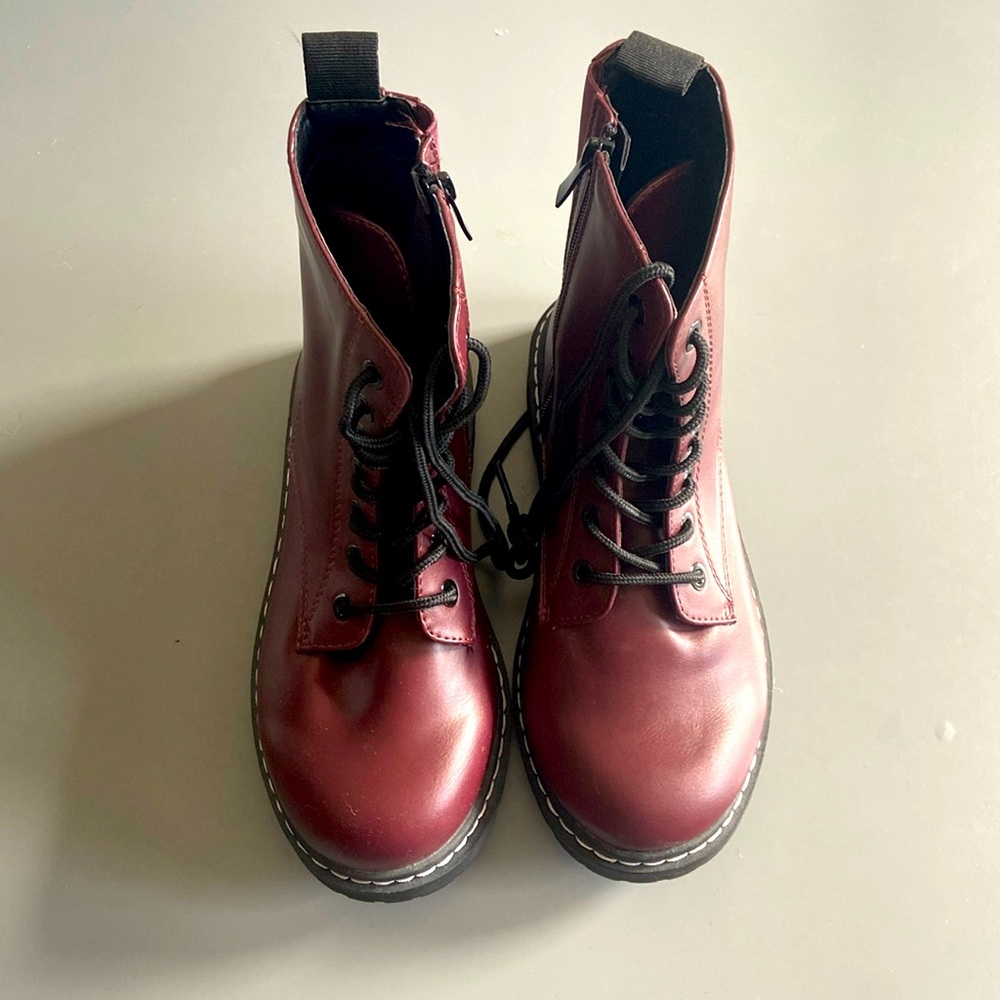 These are womens lace up boots. Size 7ww. Burgundy color. Never worn.